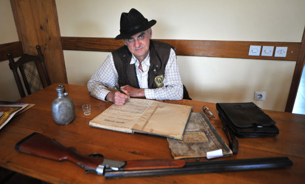 Чувар векова у зеленом џипу